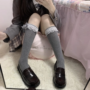 Calze al ginocchio grigie Lolita con pizzo bianco e fiocchi con mocassini