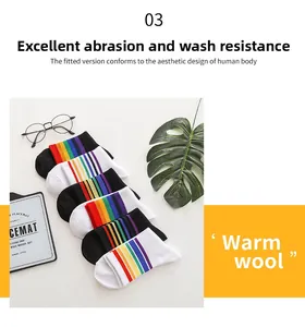 Détail de chaussettes en coton doux avec rayures arc-en-ciel en noir et blanc