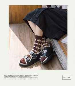 Gros plan de chaussettes en laine à carreaux avec mocassins fourrés vintage