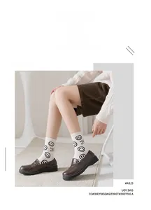 Gros plan de chaussettes en coton avec motif smiley et texte Have a Nice Day