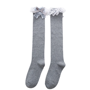 Calze al ginocchio Lolita grigie con pizzo bianco e fiocchi in stile giapponese