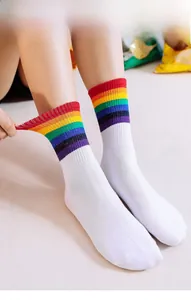 Détail montrant l'élasticité élevée et les rayures arc-en-ciel sur chaussettes en coton