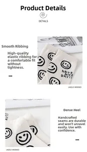 Détail d'une chaussette en coton blanc avec motif smiley et texte Have a nice day