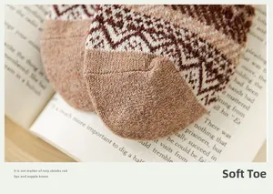 Détail macro de la pointe en maille douce avec motifs géométriques marron et beige