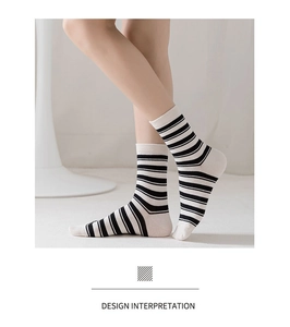 Détail de chaussettes en coton à rayures noires et blanches avec revers élastique côtelé