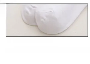 Gros plan sur la pointe sans couture de chaussettes en coton blanc pour un confort idéal