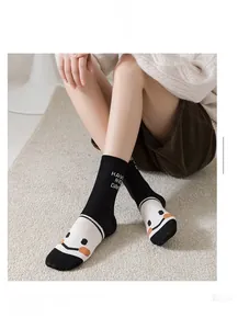 Détail de chaussette en coton avec texte 'HAVE A NICE DAY' et motif smiley orange
