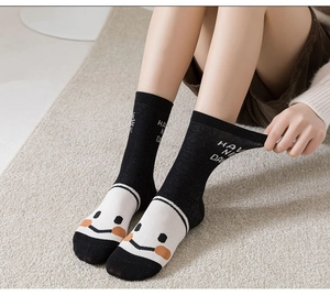 Gros plan de chaussettes sourire noir et blanc avec le texte imprimé Have a Nice Day