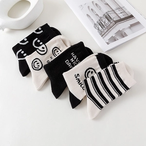 Cinq paires de chaussettes mi-mollet minimalistes noir et blanc avec smileys et rayures