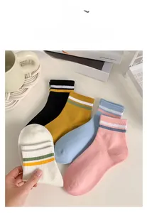 Dettaglio di calze di cotone colorate con polsini a righe e morbida trama a maglia
