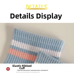Dettaglio macro del bordo a coste delle calze a righe in cotone con trama elastica