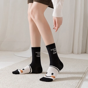 Chaussettes mi-hautes avec smiley et texte 'HAVE A NICE DAY' en noir et blanc