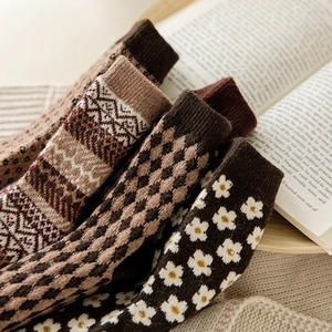 Chaussettes d'hiver en laine avec motifs vintage et bords-côtes sur couverture douce