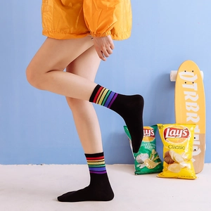 Chaussettes noires en coton mi-mollet avec rayures arc-en-ciel et style sport
