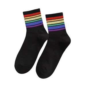 Chaussettes confortables en coton noir avec rayures arc-en-ciel vives aux poignets
