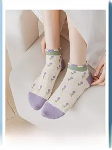 Detailed jacquard floral pattern and ruffled cuffs on breathable cotton ankle socks