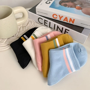 Set di cinque paia di calze di cotone a righe da donna in colori assortiti e pastello