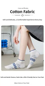 Détail de chaussettes en coton blanc avec motif à carreaux bleus et ours mignon