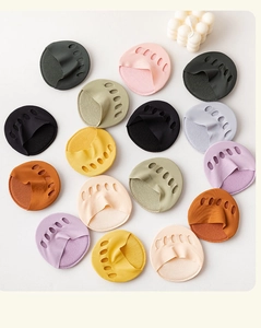 Detail of high-elasticity five-toe forefoot pads in multiple colors for high heels