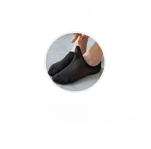 Détail de chaussettes invisibles en coton noir avec silicone antidérapant et tissu aéré