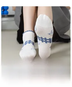 Vue détaillée des chaussettes blanches respirantes avec motifs d'oursons bleus
