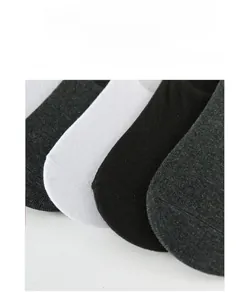 Détail de chaussettes basses gris blanc et noir avec teinture réactive durable