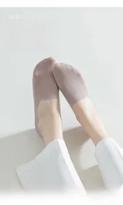 Primer plano de calcetines invisibles de seda de hielo transpirables para mujer lavanda