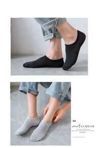 Détail de chaussettes invisibles respirantes en coton gris foncé et gris clair mélangé