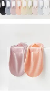 Detalle de calcetines invisibles de seda de hielo con malla transpirable y tonos suaves