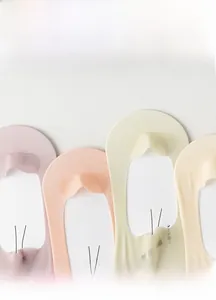 Primer plano de calcetines invisibles de seda de hielo con bordes sin costuras en 4 colores