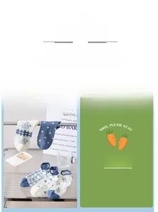 Chaussettes bleues et blanches à motifs ours et bords ondulés sur plateau