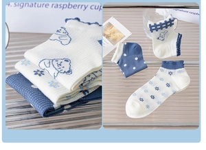 Détail de chaussettes en coton bleu avec ours, pois et bords à volants en maille gaufrée