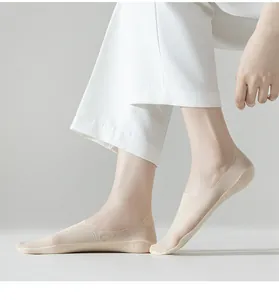 Primer plano de calcetines invisibles de seda de hielo color piel con diseño sin costuras