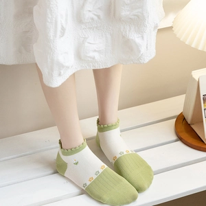 Women's low-cut invisible socks in green and white with daisy floral embroidery