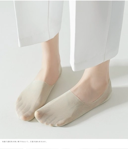 Primer plano de calcetines invisibles color carne con malla transpirable de seda