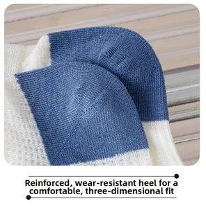 Détail du talon renforcé résistant à l'usure sur des chaussettes courtes bleu et blanc