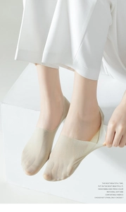 Primer plano de calcetines invisibles de seda de hielo beige, alta elasticidad y malla fina