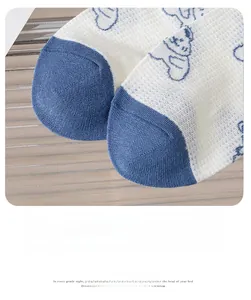 Gros plan sur la couture plate et la texture respirante des chaussettes bleues en coton