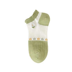 Women's light green ankle socks featuring white daisy embroidery and floral knit patterns