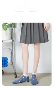 Vue détaillée de chaussettes bleues en mesh transparent avec pois et bordure dentelle