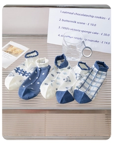 Détail de 5 paires de chaussettes en coton bleu et blanc avec motifs ours et fleurs
