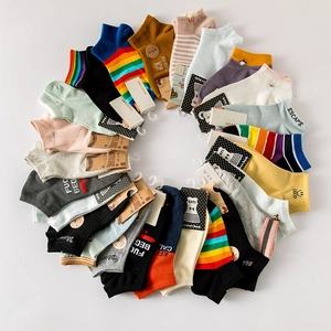 Set van 10 paar diverse enkelsokken van gekamd katoen met regenboogstrepen en borduursels