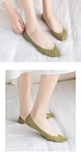 Detail of olive green low-cut invisible socks featuring elastic vertical rib texture