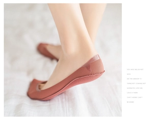 Detailed view of brick red invisible socks with vertical texture and anti-slip silicone heel