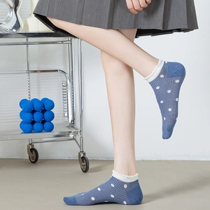 Chaussettes en résille bleues à pois avec bords blancs volantés pour un look d'été frais