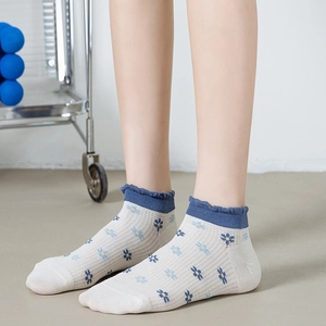Chaussettes basses respirantes pour femmes à motif floral bleu et détails volantés