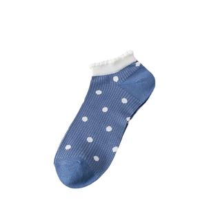 Chaussettes courtes bleues pour femmes à pois blancs avec bordure à volants délicats