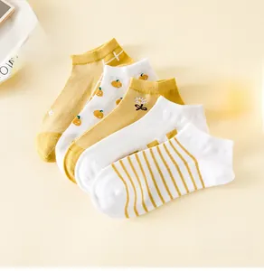 Détail de 10 chaussettes en coton avec motifs floraux et rayures de couleur jaune