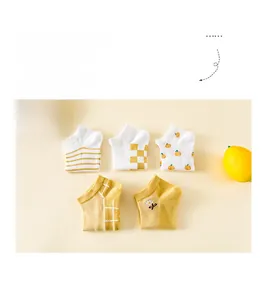 Lot de cinq paires de chaussettes courtes en coton à motifs jaunes et blancs