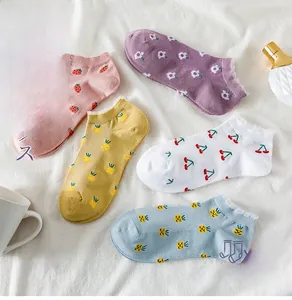 Dettaglio di 5 paia di calze a rete da donna in colori pastello con motivi a frutta